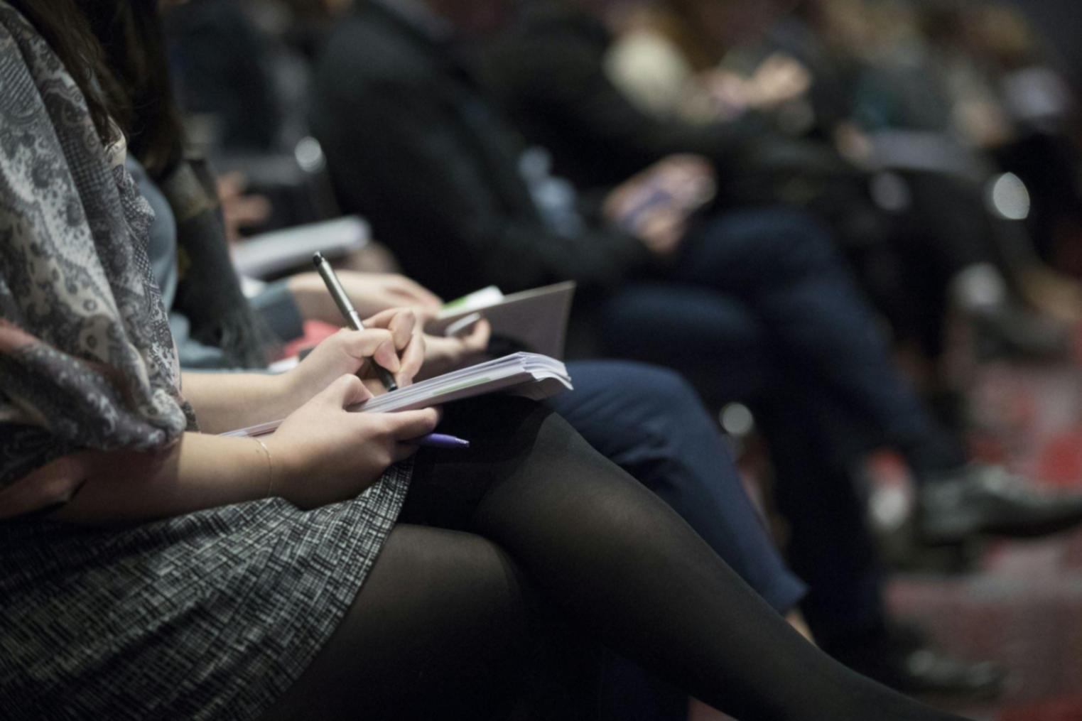 Espace de formation où les participants travaillent sur des cas pratiques de valorisation