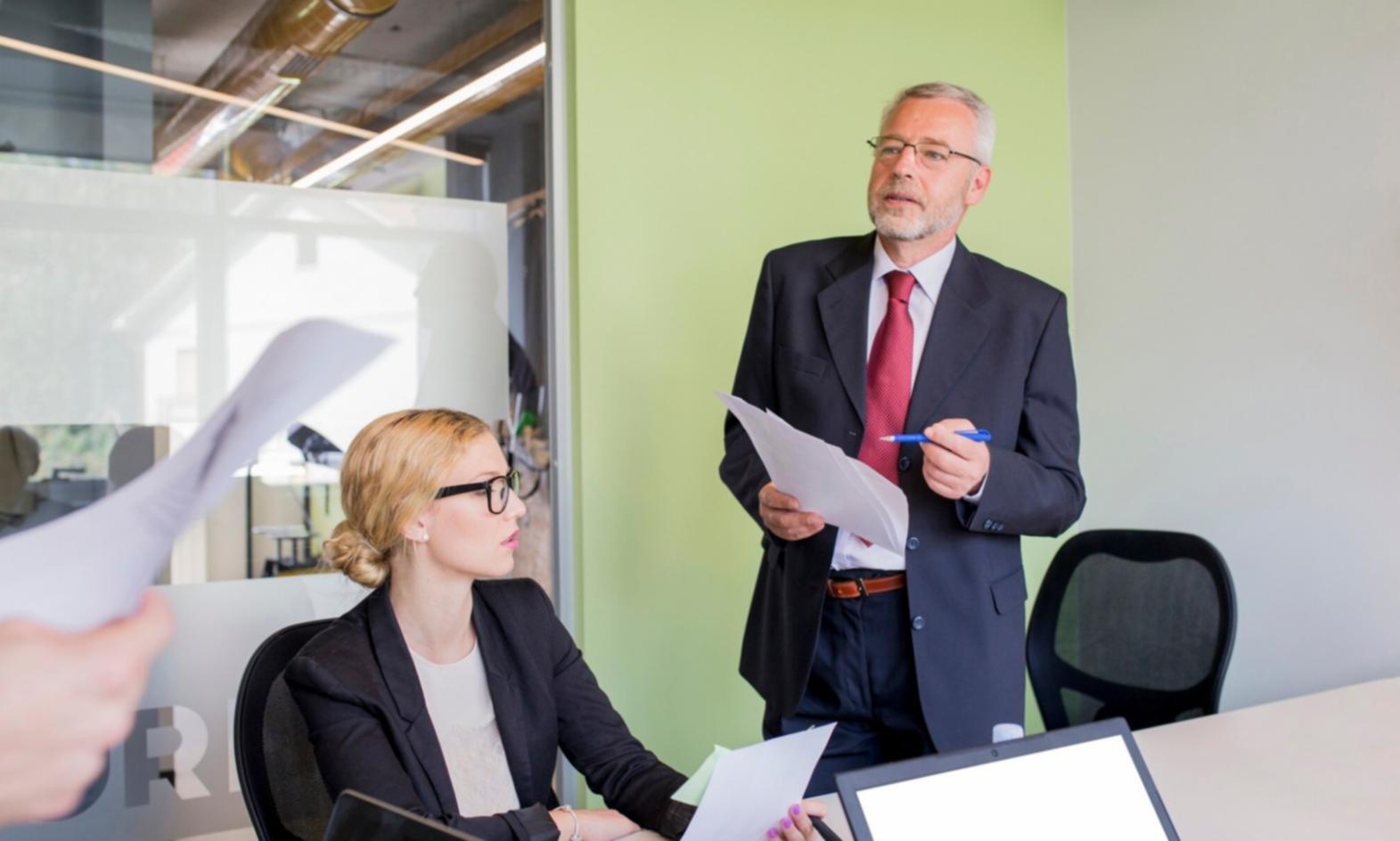 Participants travaillant sur des modèles financiers
