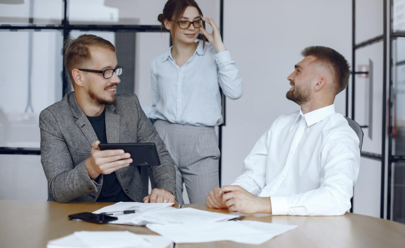 Participants analysant des modèles financiers lors d'un atelier pratique