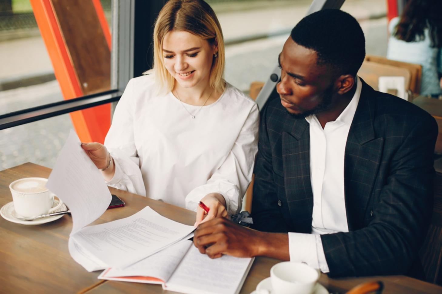 Espace de travail professionnel avec analyses financières